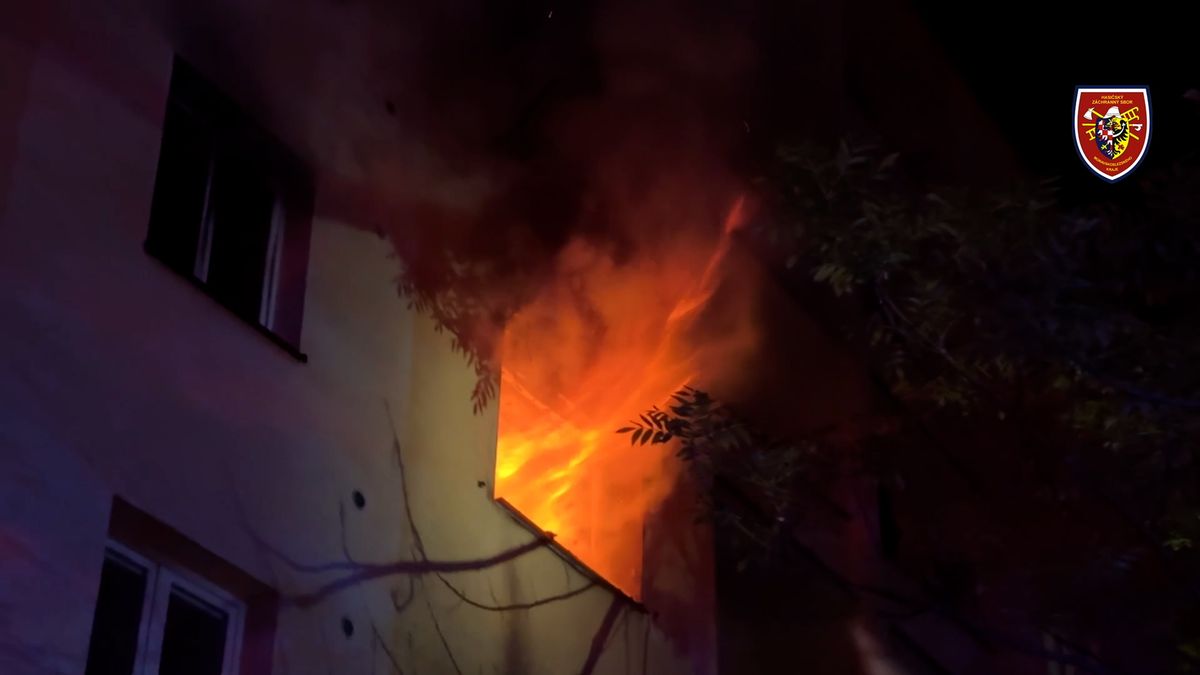 Při nočním požáru ve Frýdku-Místku hasiči zachránili 17 lidí a kočku